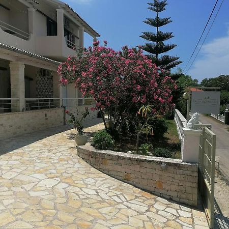 Makis Apartments Арилас Екстериор снимка