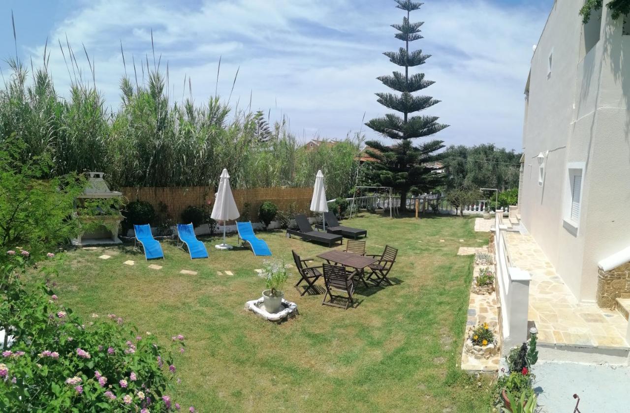 Makis Apartments Арилас Екстериор снимка