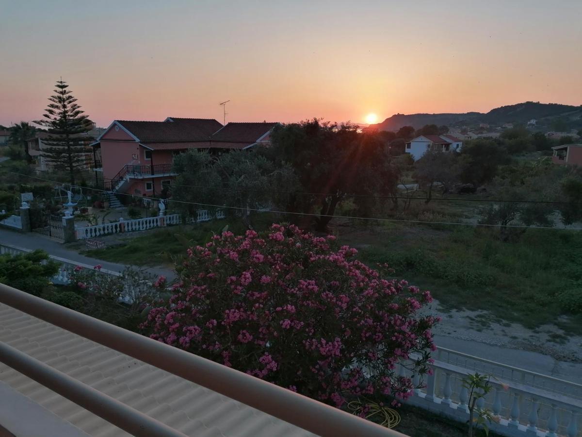 Makis Apartments Арилас Екстериор снимка
