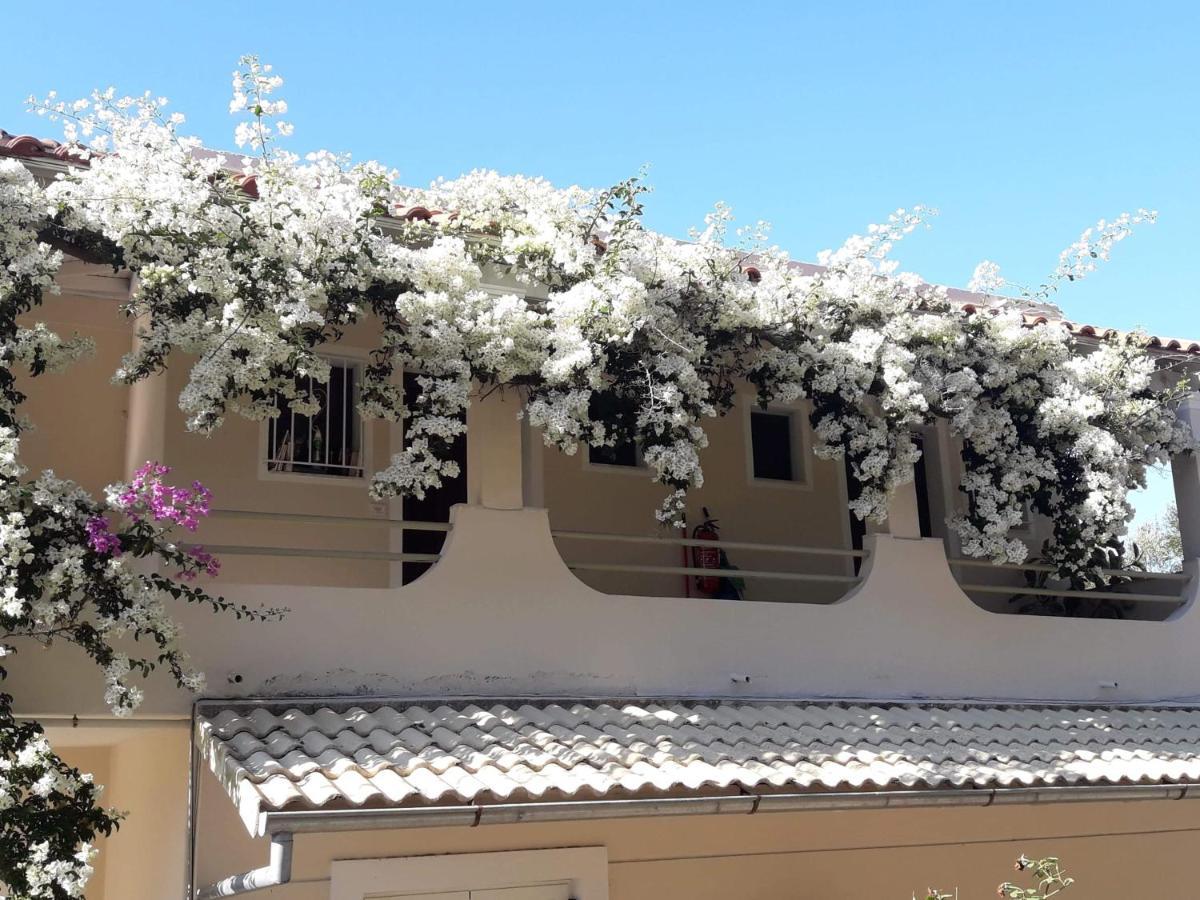 Makis Apartments Арилас Екстериор снимка
