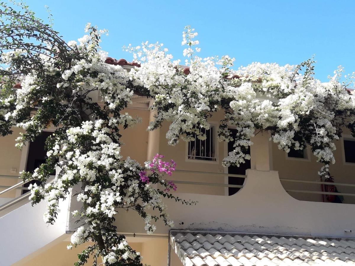 Makis Apartments Арилас Екстериор снимка