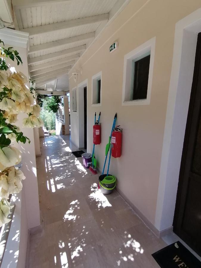 Makis Apartments Арилас Екстериор снимка