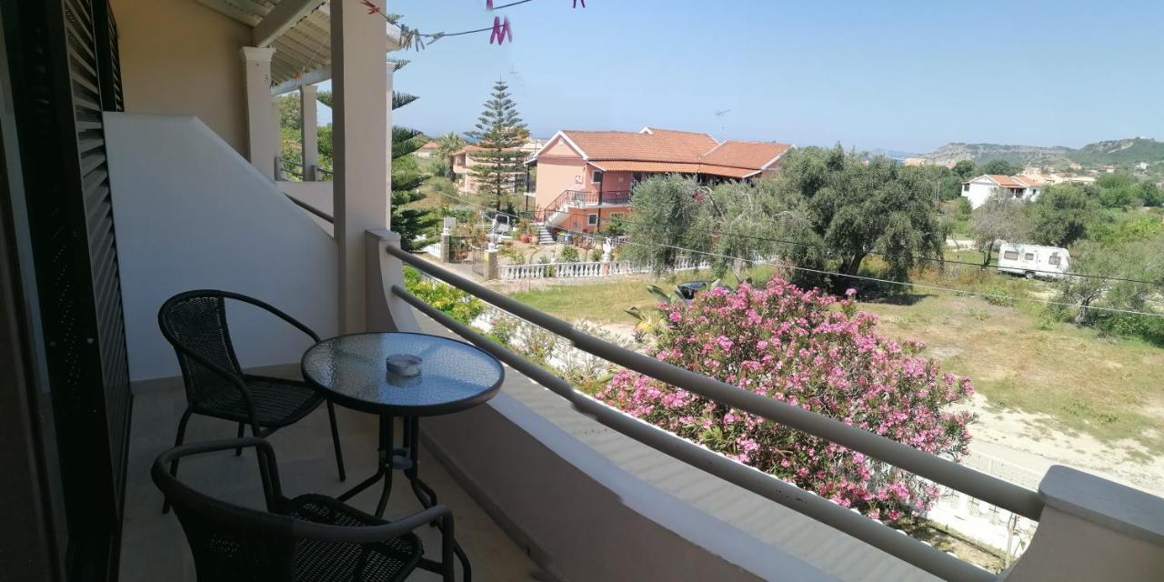 Makis Apartments Арилас Екстериор снимка