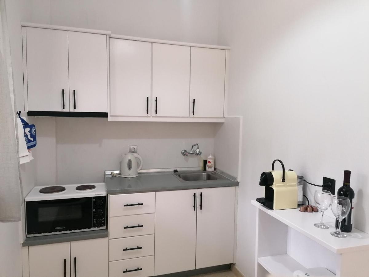 Makis Apartments Арилас Екстериор снимка