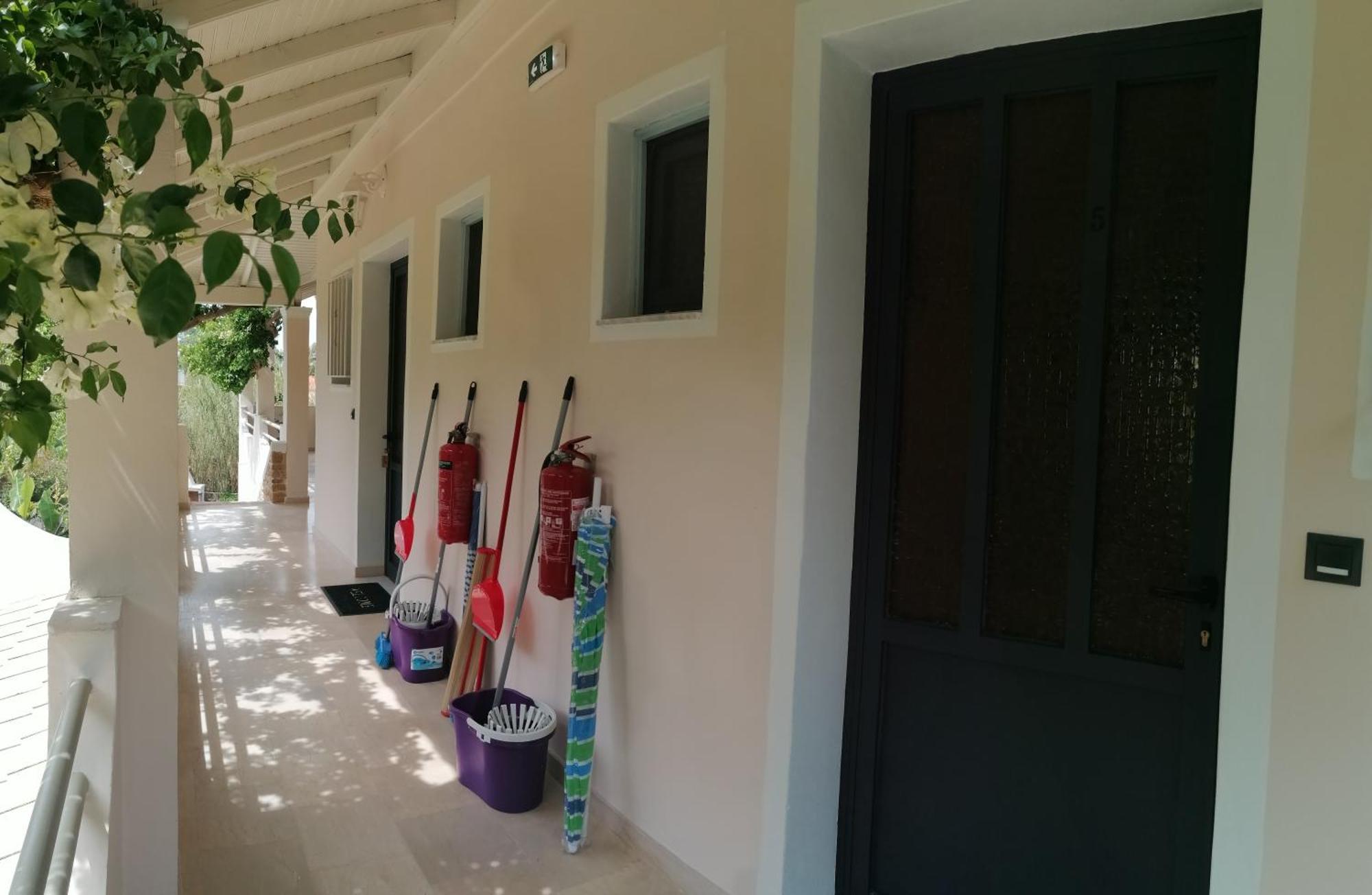Makis Apartments Арилас Екстериор снимка