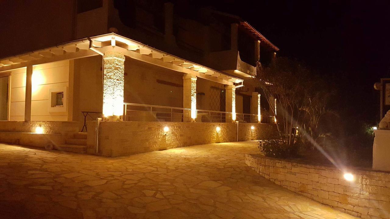 Makis Apartments Арилас Екстериор снимка